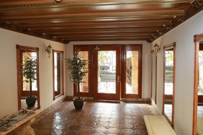 Foto del edificio - 1700 Beach Street 101