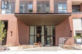 Building Photo - 10 Oak St