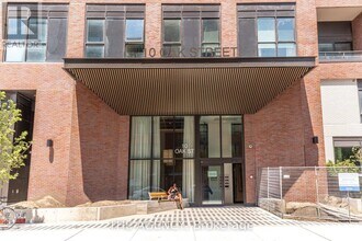 Building Photo - 10 Oak St