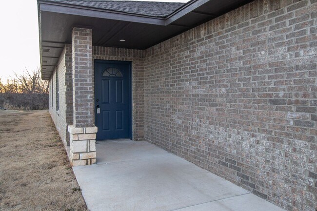 Building Photo - 3-Bed, 2-Bath Duplex with Waterway Views -...