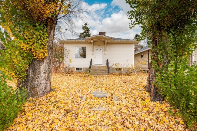 Foto del edificio - JUST LISTED! The Perfect Place for Student...