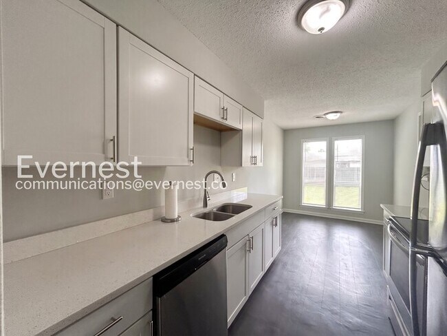 Building Photo - Charming Home with Fenced Yard and Carport / 3 Bed & 2 Bath / Available Now!