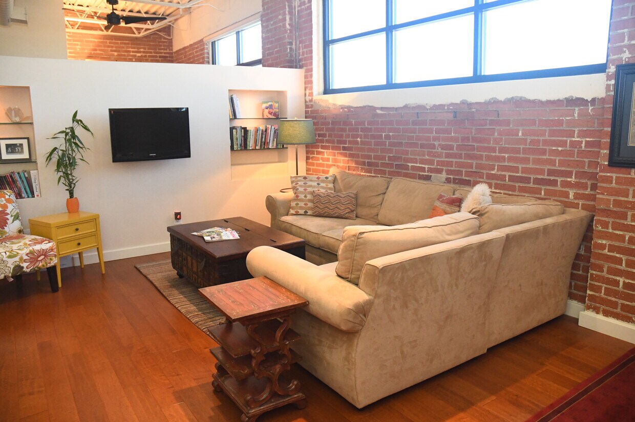 Foto principal - 1503 Central Ave NW