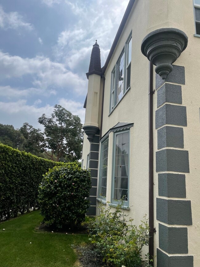 Foto del edificio - 5906 San Vicente Blvd