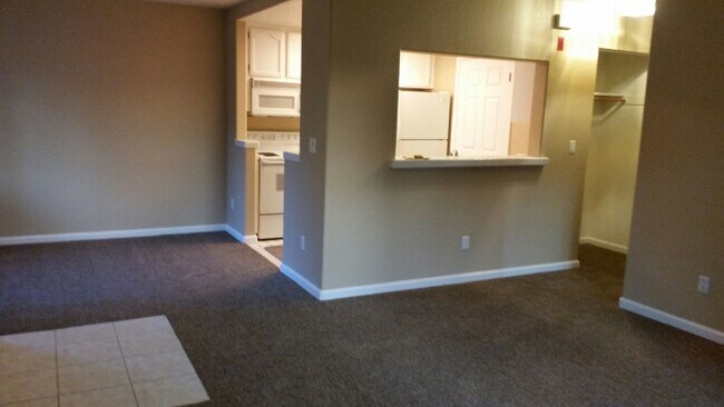 Family room view to kitchen - 994 Lake Isabella Way