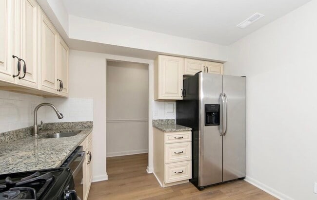 Building Photo - 222 Echelon Rd