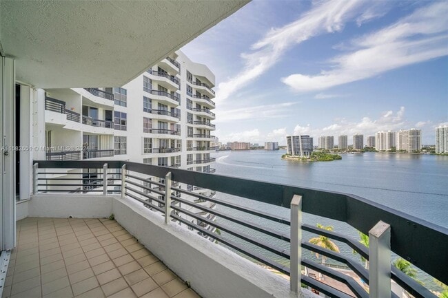 Building Photo - 3600 Mystic Pointe Dr