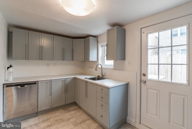 Building Photo - 1406 S Bouvier St