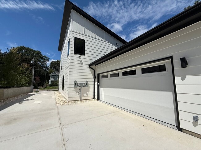Building Photo - **OFFERING RENT PROMOTION FOR FIRST 6 MONT...