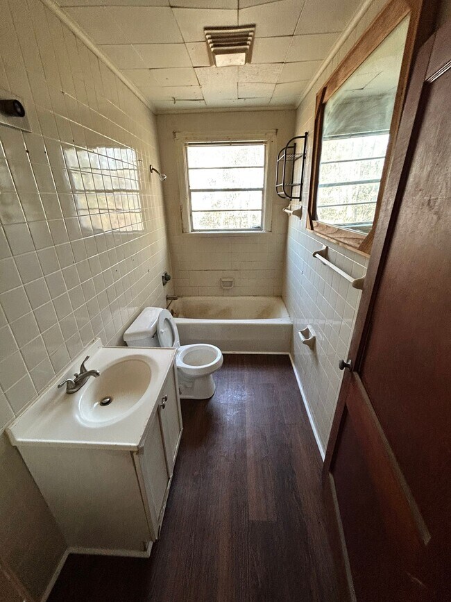 Foto del edificio - 102 E Charlotte Ave