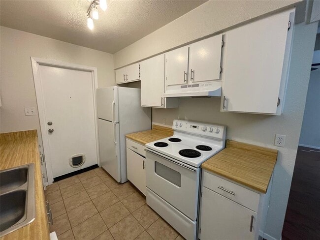 Building Photo - 2204 Berkett Dr