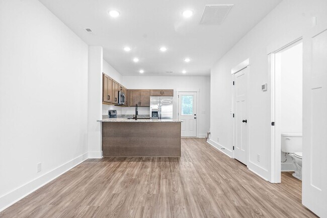 Foto del edificio - Luxury Townhome For Rent Near Billy Dunlop...
