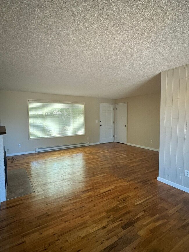 Foto del edificio - Great 4-Bedroom, 1.5-Bath Home In The Rive...