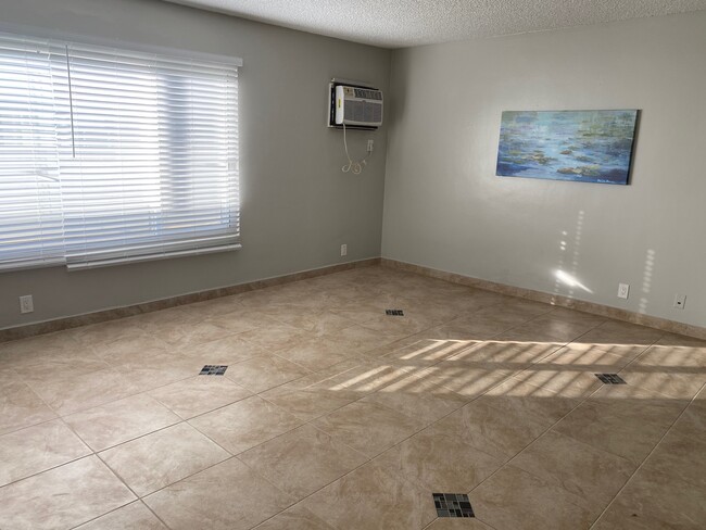Building Photo - Valley Oasis Apartments