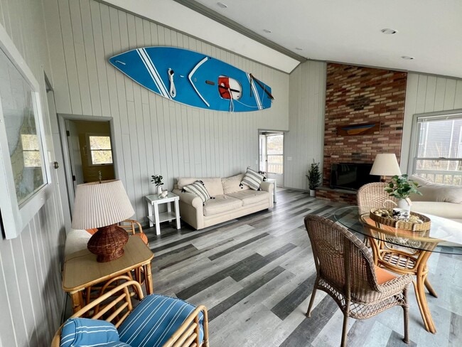 Building Photo - 1355 Watersedge Way