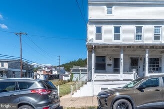 Building Photo - 493 W Saylor St