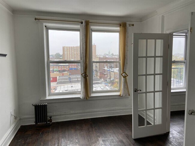 Building Photo - 440 60th St