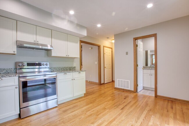 Foto del edificio - Spacious 2-Bedroom, 2-Story Apartment with Walk-Out Basement
