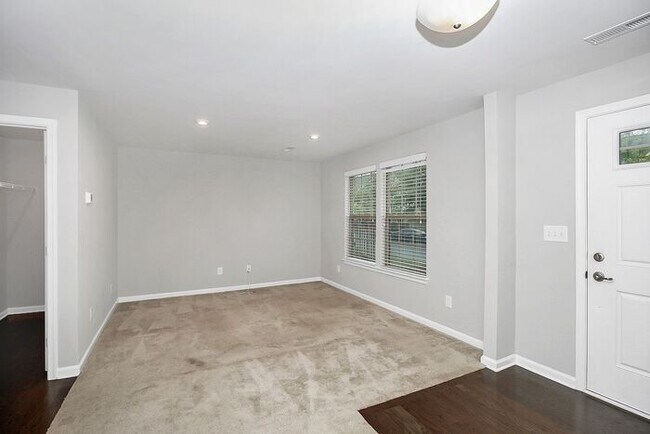 Foto del edificio - Stunning 3 Story 3BD/2+2HalfBA Townhome in...