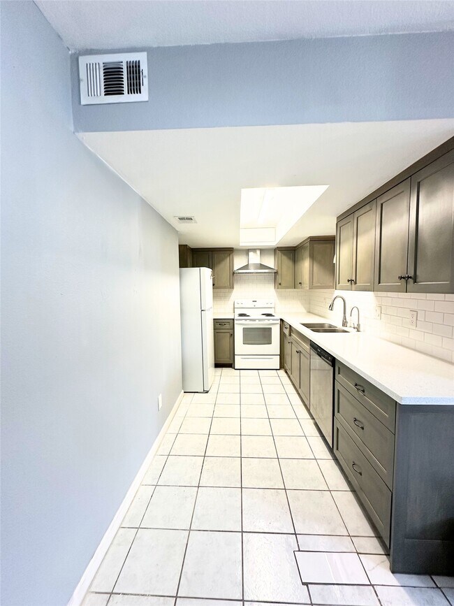Building Photo - 8332 La Roche Ln