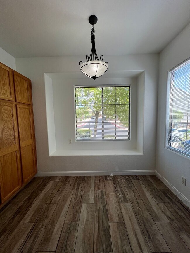 Foto del edificio - Great 3 bedroom 2.5 Townhouse with a 2 car...