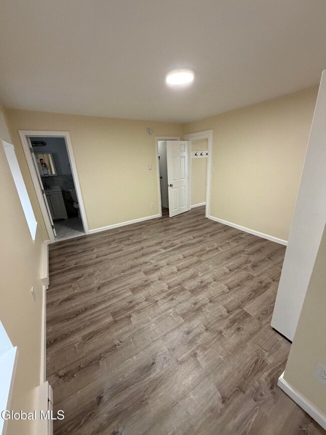 Building Photo - 58 S Swan St