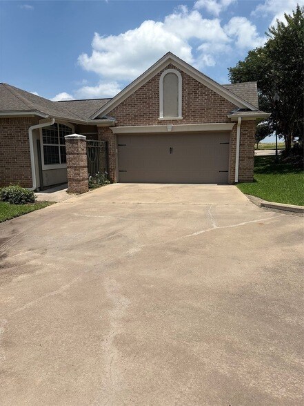 Building Photo - 359 Stone Hill Dr