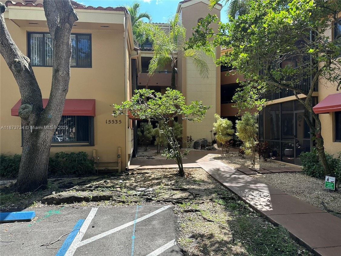 Foto principal - 15535 N Miami Lakeway