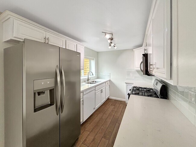 Building Photo - Charming 3BD/1BA Condo in University Heigh...