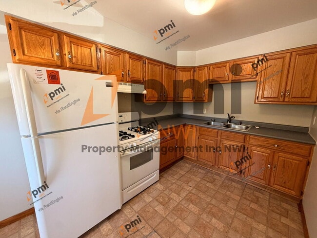 Building Photo - 2591 Parkview St