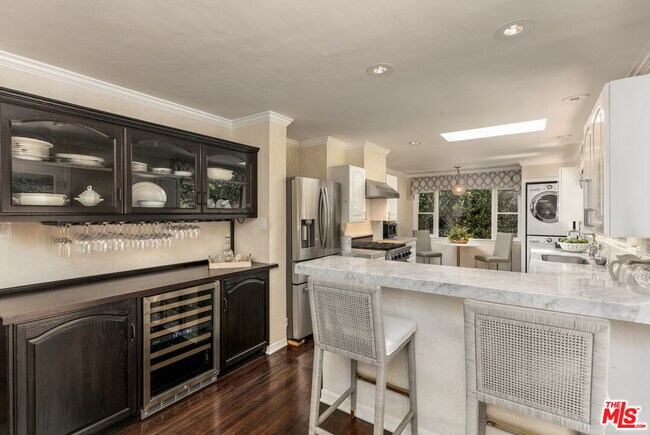 Building Photo - 1622 Sunset Plaza Dr