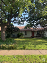 Building Photo - 2217 W Oak St