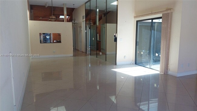 Building Photo - 2675 Parkview Dr S