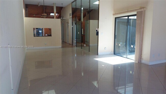 Foto del edificio - 2675 Parkview Dr S