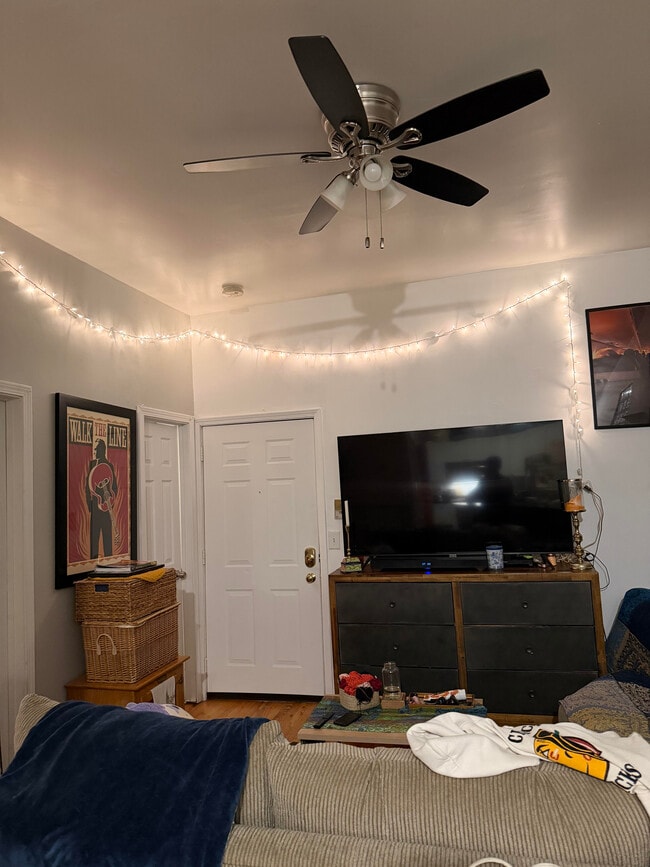 Building Photo - 2321 W Belmont Ave