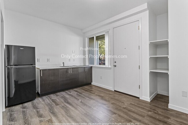 Building Photo - New Photos! One Bedroom, Charming Condo wi...
