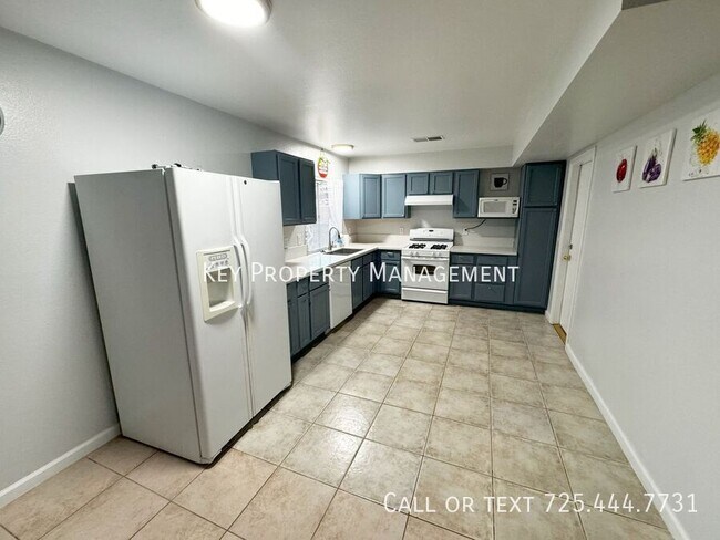 Foto del edificio - SINGLE STORY 4 BEDROOM WITH POOL WITH MODE...