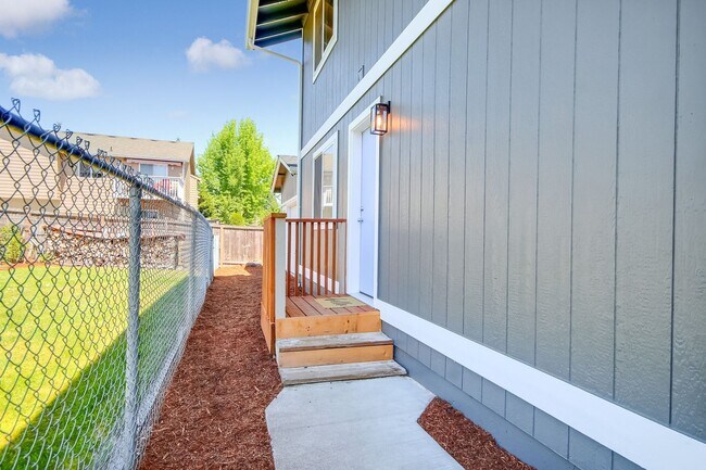 Foto del edificio - Beautiful 2 Bedroom 2.5 Bath Home In Everett!