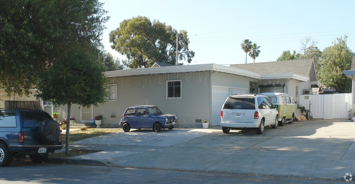 Primary Photo - 288-290 Azucar Ave