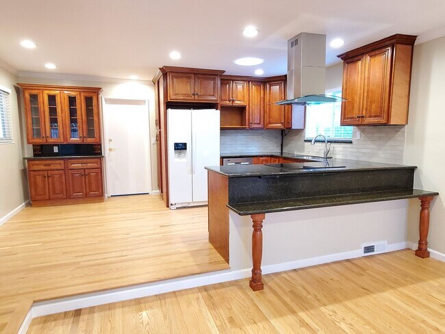 Foto del edificio - 6211 Cloverhill Dr
