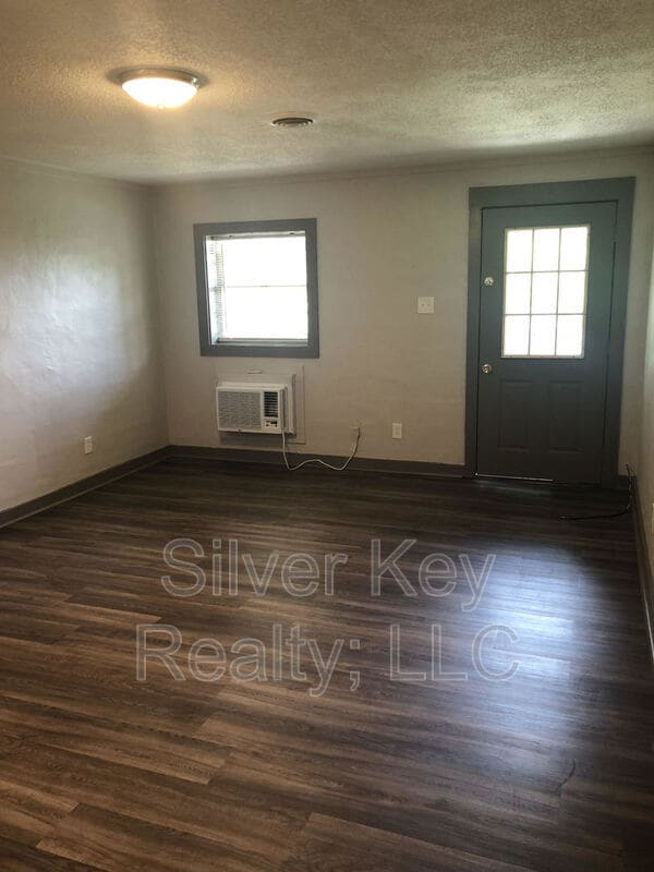 Building Photo - 1426-1432 Niles Ferry Rd
