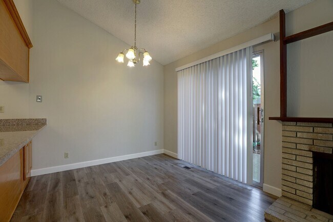 Building Photo - End Unit 2 Bed, 2 Bath Townhouse with Atta...