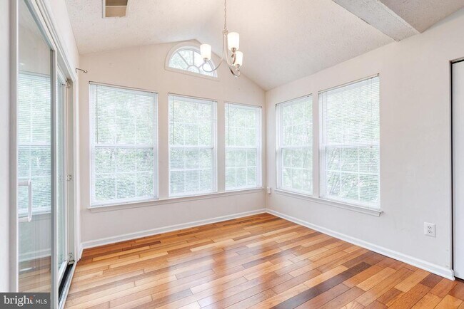 Foto del edificio - 2440 Blue Spring Ct