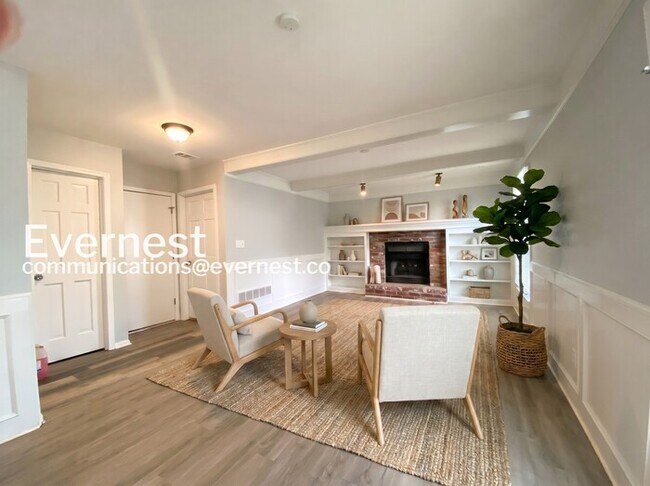 Building Photo - 1104 E Pineview St