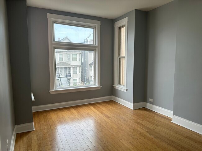 Foto del edificio - 1928 N Pulaski Rd