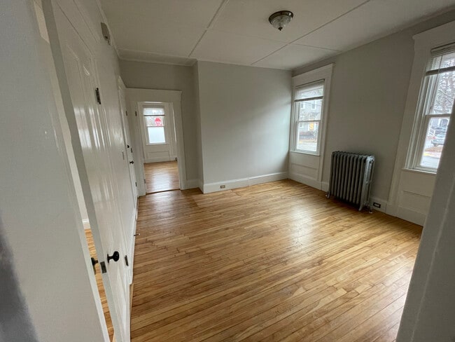 Living room. - 18 North St