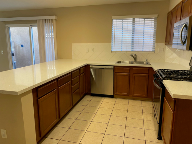 Building Photo - 38270 Lone Tree Ct