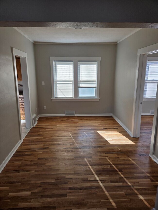 Building Photo - Aksarben 3 bed 2 bath 1 car garage newly remodeled, witb a fenced in backyard!