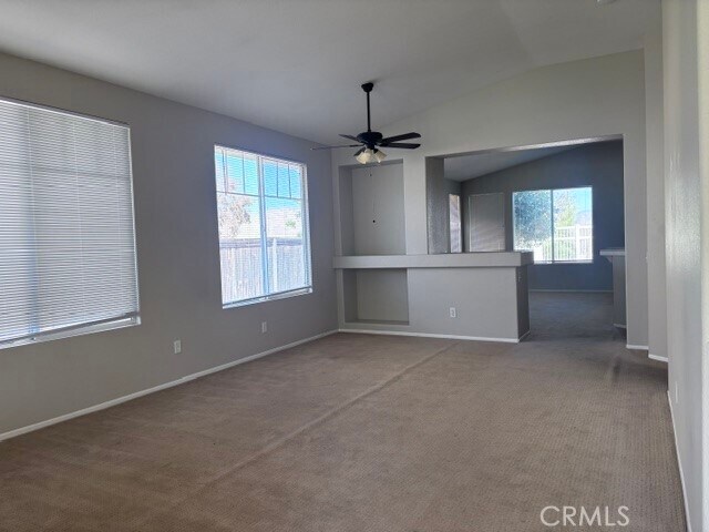 Foto del edificio - 27450 Fallbrook Ct