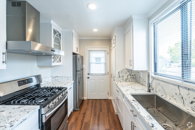 1BD, 1BA - 700SF - Kitchen - 1607 Santa Clara Ave